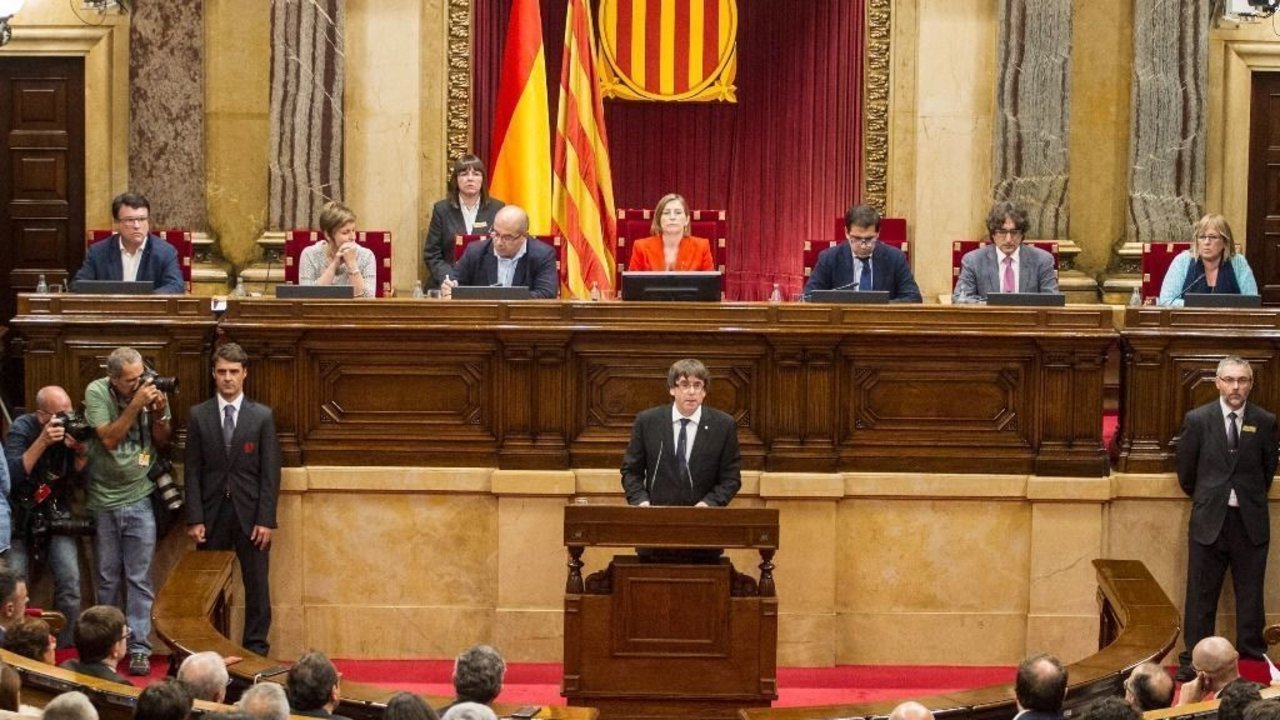 Carles Puigdemont, en el pleno en el que dejó en suspenso la independencia.