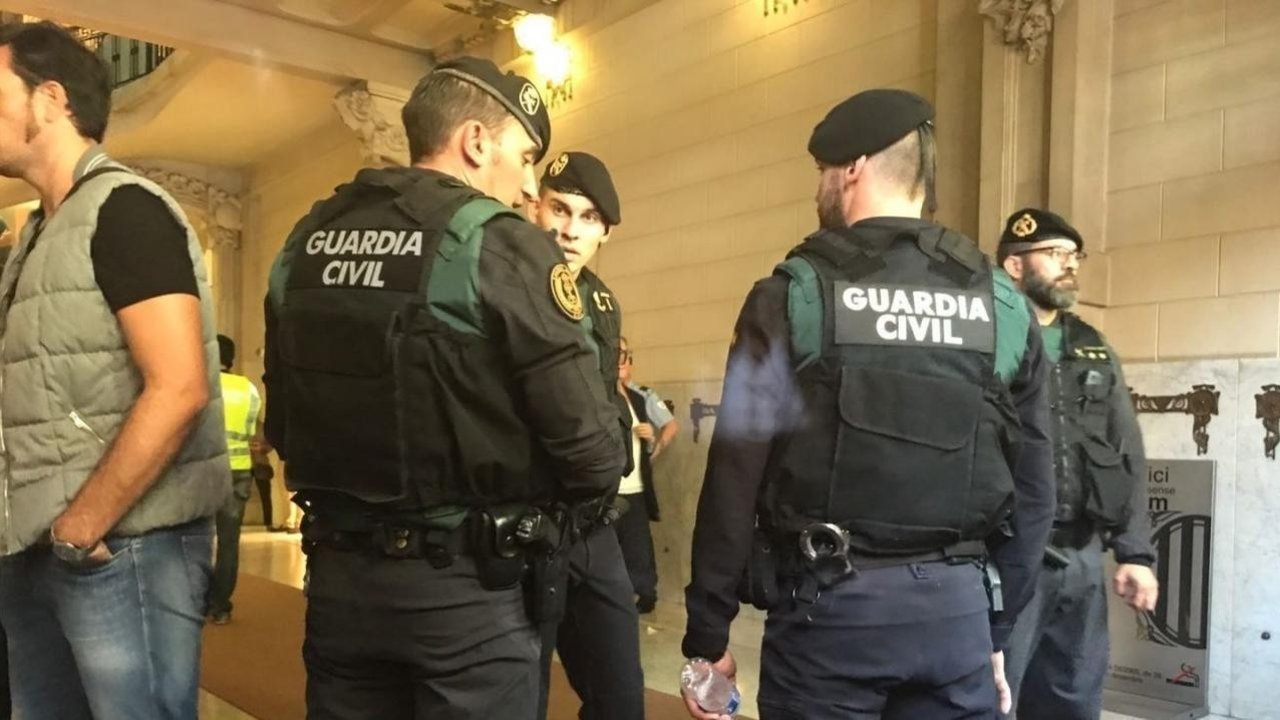 Guardias civiles en la consejería de Economía de Cataluña.