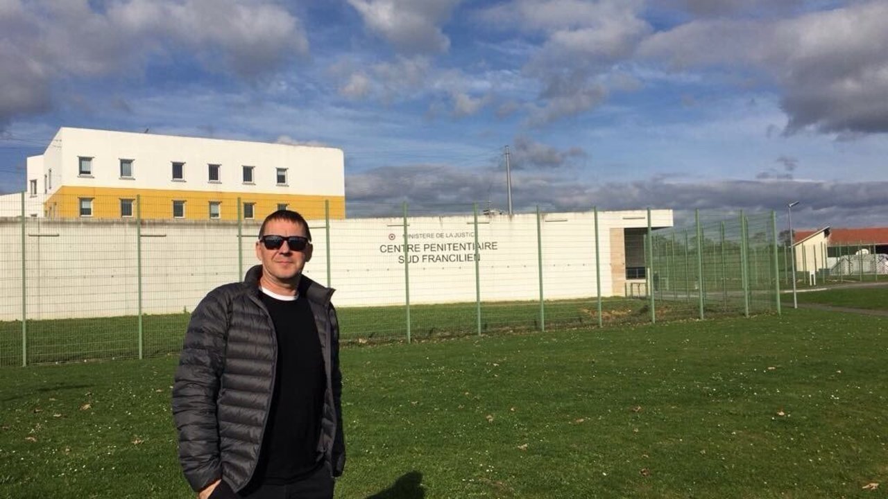 Arnaldo Otegi se fotografía ante la prisión francesa de Sud Francilien, donde están presos Mikel Antza y Anboto.