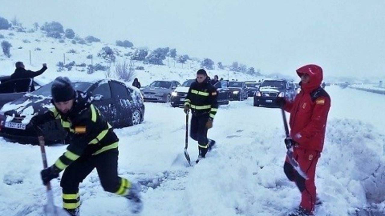 Militares de la UME despejan de nieve la AP-6.