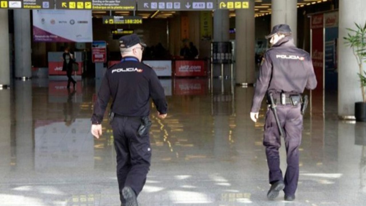 Dos agentes de la Policía Nacional en El Prat.