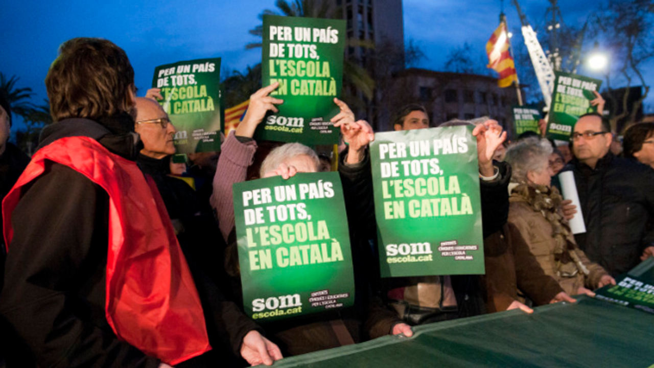 Manifestantes nacionalistas a favor de la enseñanza sólo en catalán.