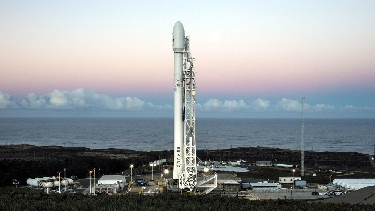 El cohete espacial Falcon 9, encargado de enviar el PAZ a la órbita de la tierra.