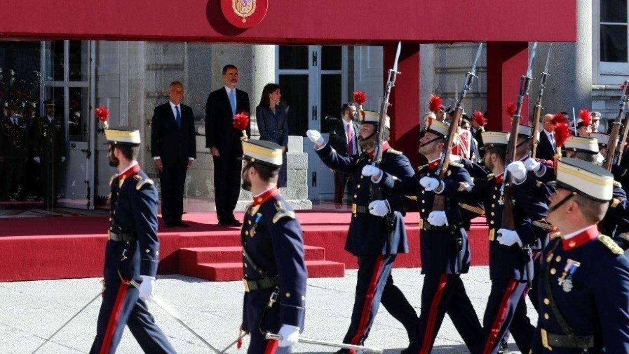 La Guardia Real pasa ante los reyes y el presidente de Portugal.