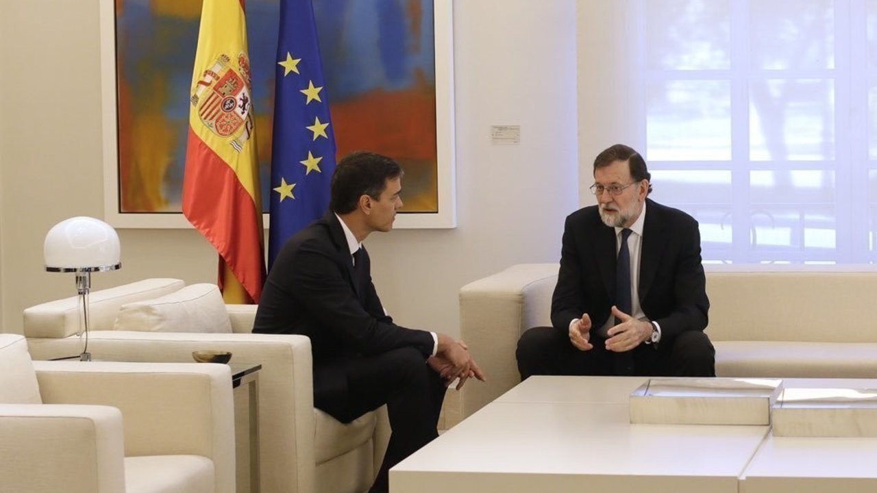 Pedro Sánchez, con Mariano Rajoy en el Palacio de La Moncloa.