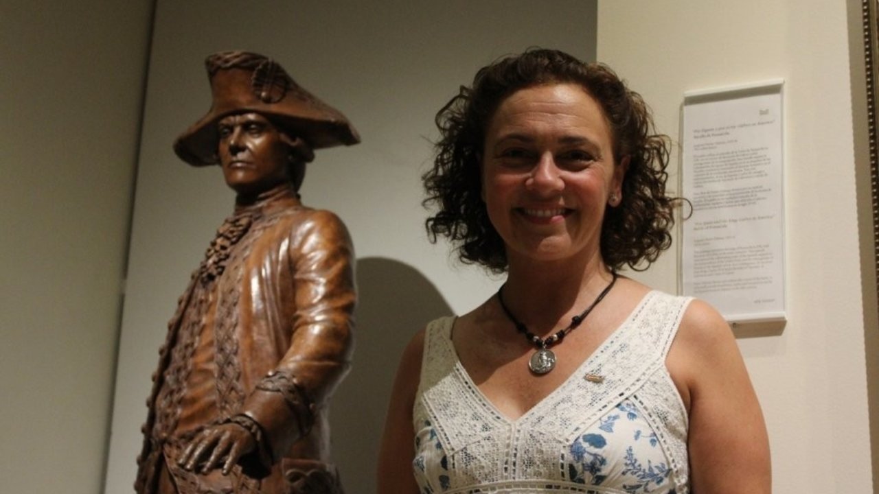 Teresa Valcarce, junto a la estatua de Bernardo de Gálvez.