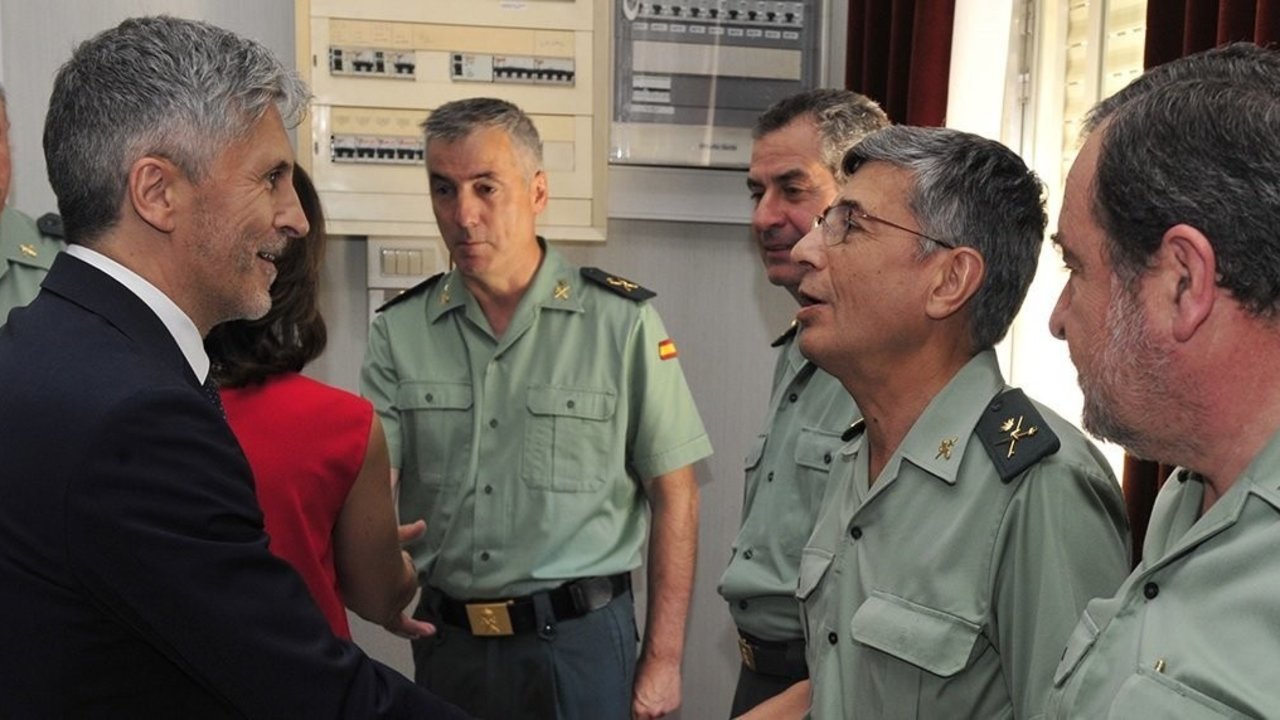 Fernando Grande-Marlaska saluda a miembros de la Guardia Civil.