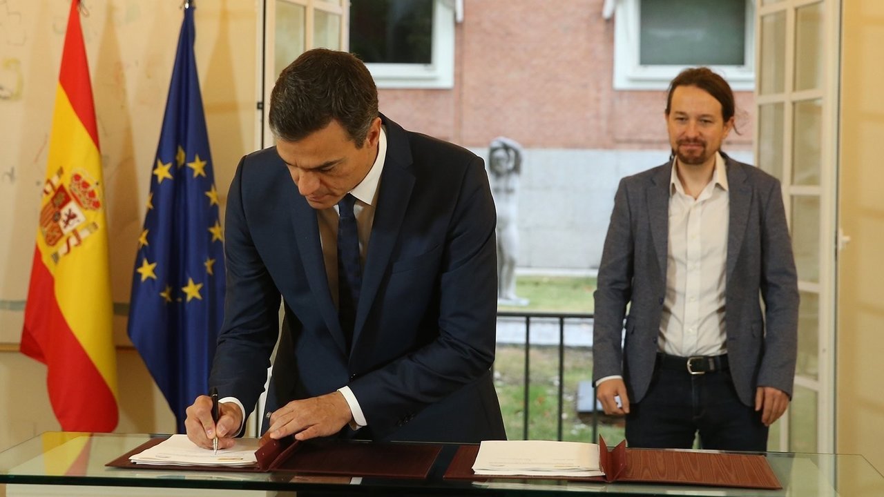Pedro Sánchez firma el pacto de Presupuestos con Pablo Iglesias.