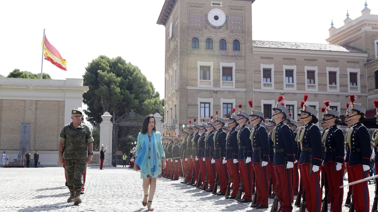 La ministra Margarita Robles, acompañada del Jefe del Estado Mayor del Ejército, pasando revista a los futuros oficiales en la Academia General Militar de Zaragoza.