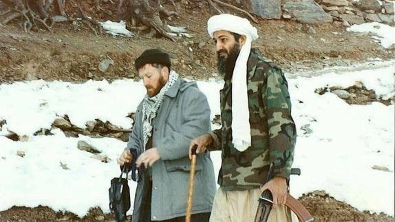 Mustafá Setmarian junto a Osama Bin Laden en Afganistán.
