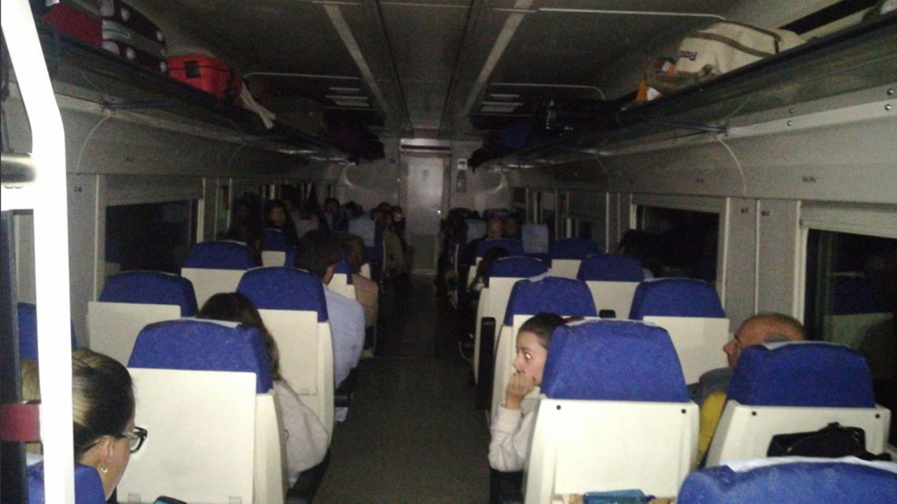 Pasajeros en un tren averiado a Extremadura.