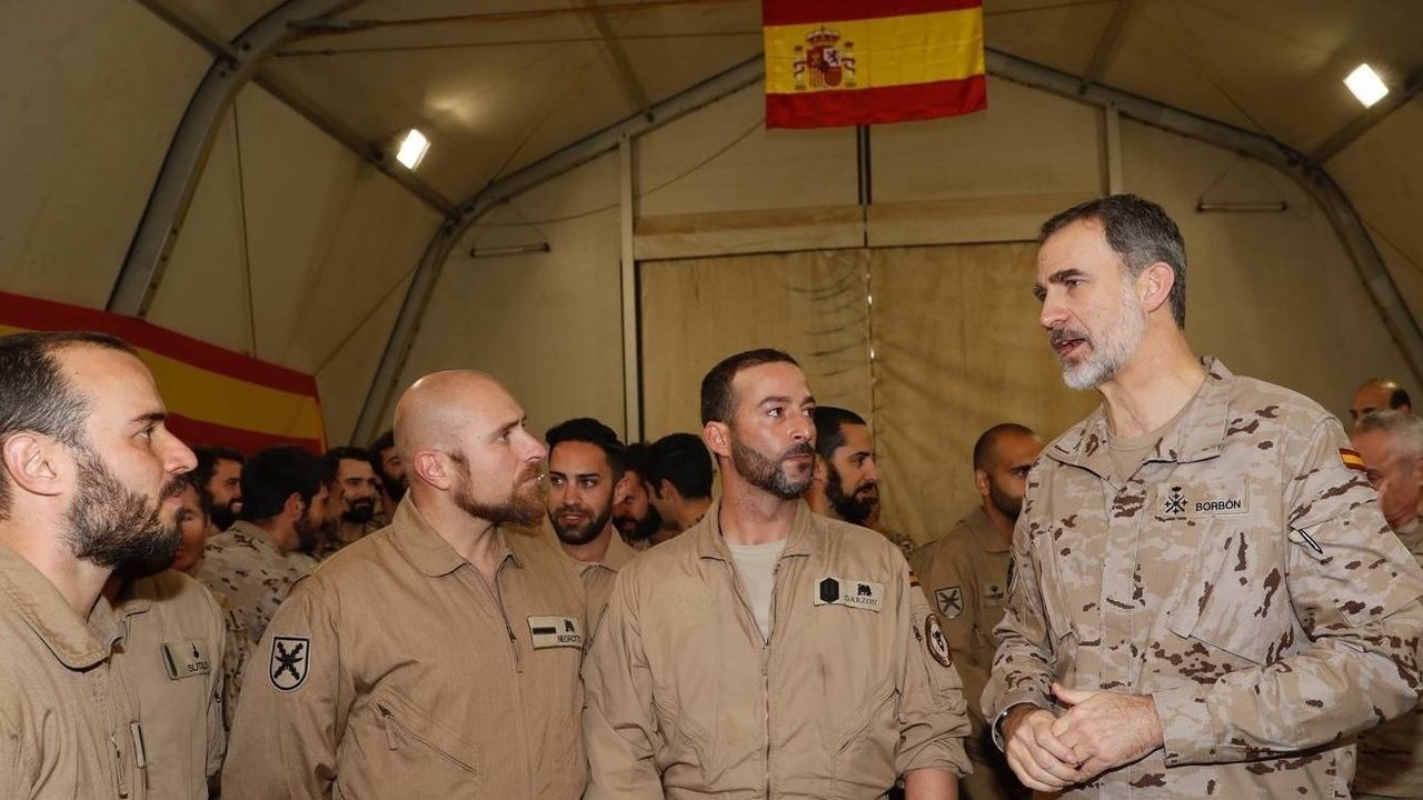 Felipe VI, con militares españoles en Iraq.