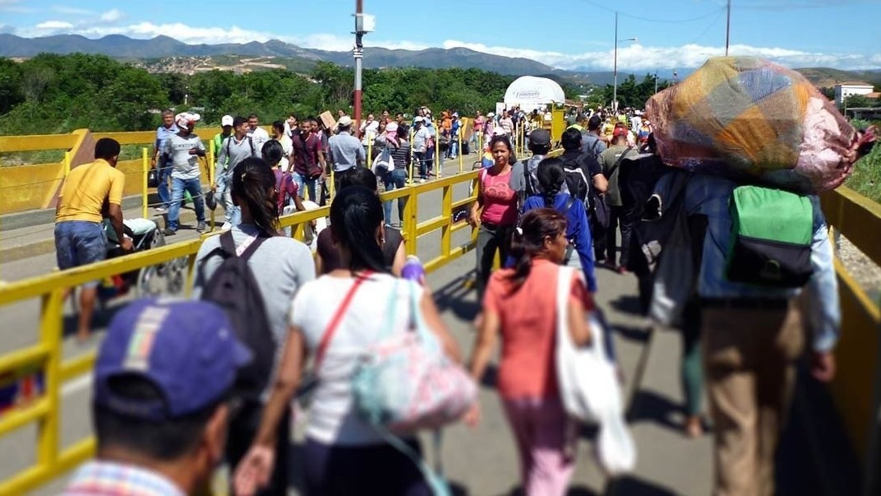 Venezolanos cruzan la frontera para salir de su país.