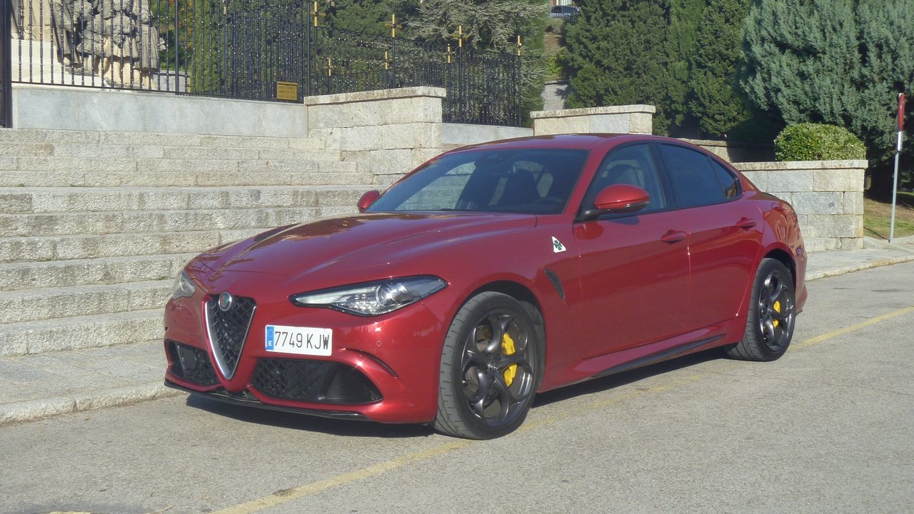 Automóviles como el Alfa Romeo  Giulia Quadrifoglio demuestran que la belleza existe. El frontal está presidido por el escudo y las bigoteras, el tradicional trilobulado característico de la marca.