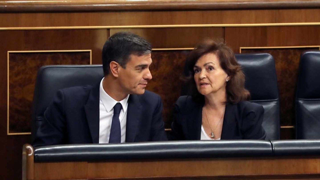 Pedro Sánchez y Carmen Calvo en el Congreso de los Diputados.
