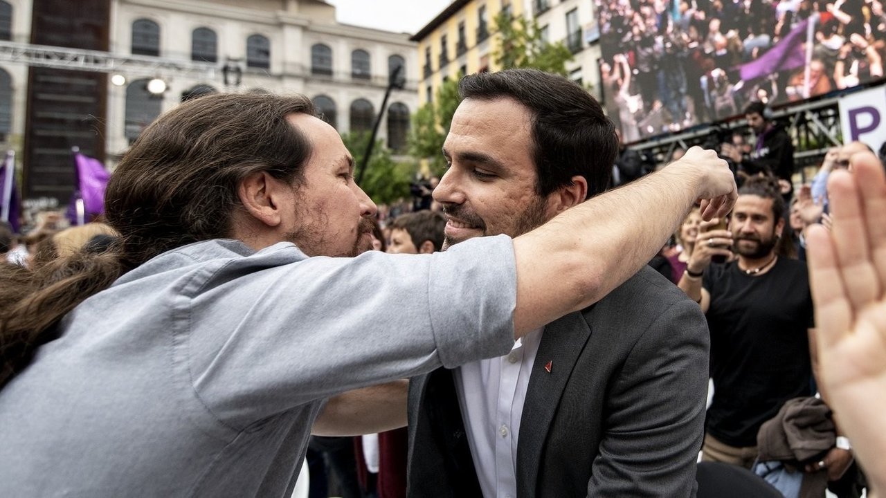 Pablo Iglesias y Alberto Garzón, en un mitin junto al Museo Reina Sofía de Madrid.