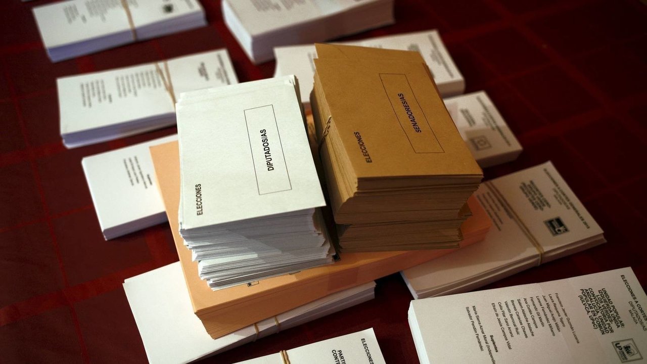 Papeletas y sobres de las Elecciones Generales del 28 de abril de 2019.