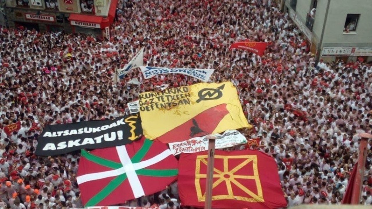 Pancartas en Pamplona por los condenados por la paliza a guardias civiles en Alsasua.