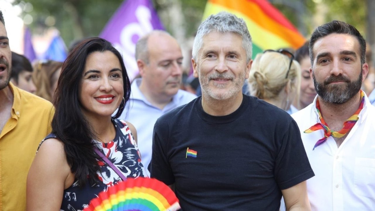 Fernando Grande-Marlaka en la marcha del Orgullo Gay.