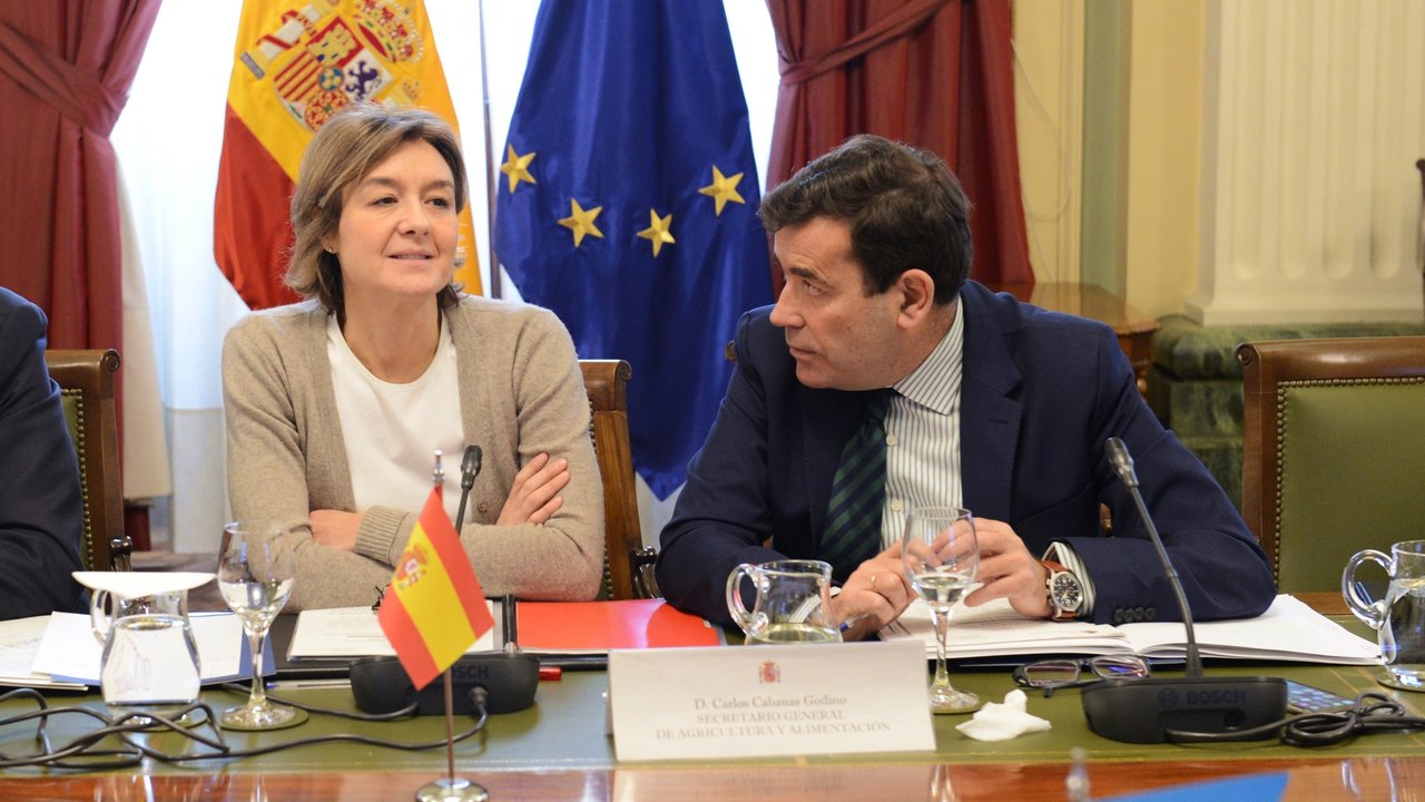 Isabel García Tejerina y Carlos Cabanas, en un acto del Ministerio de Agricultura.
