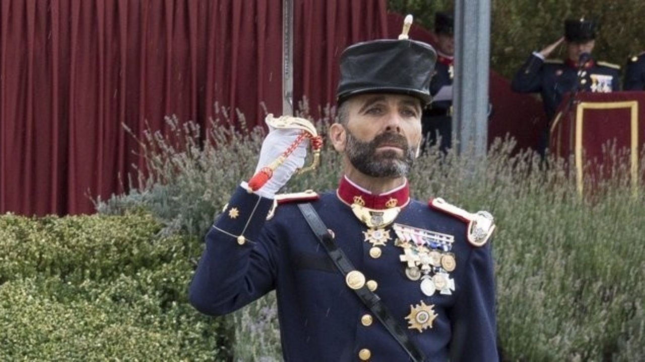 El coronel Juan Manuel Salom toma posesión de le jefatura de la Guardia Real.