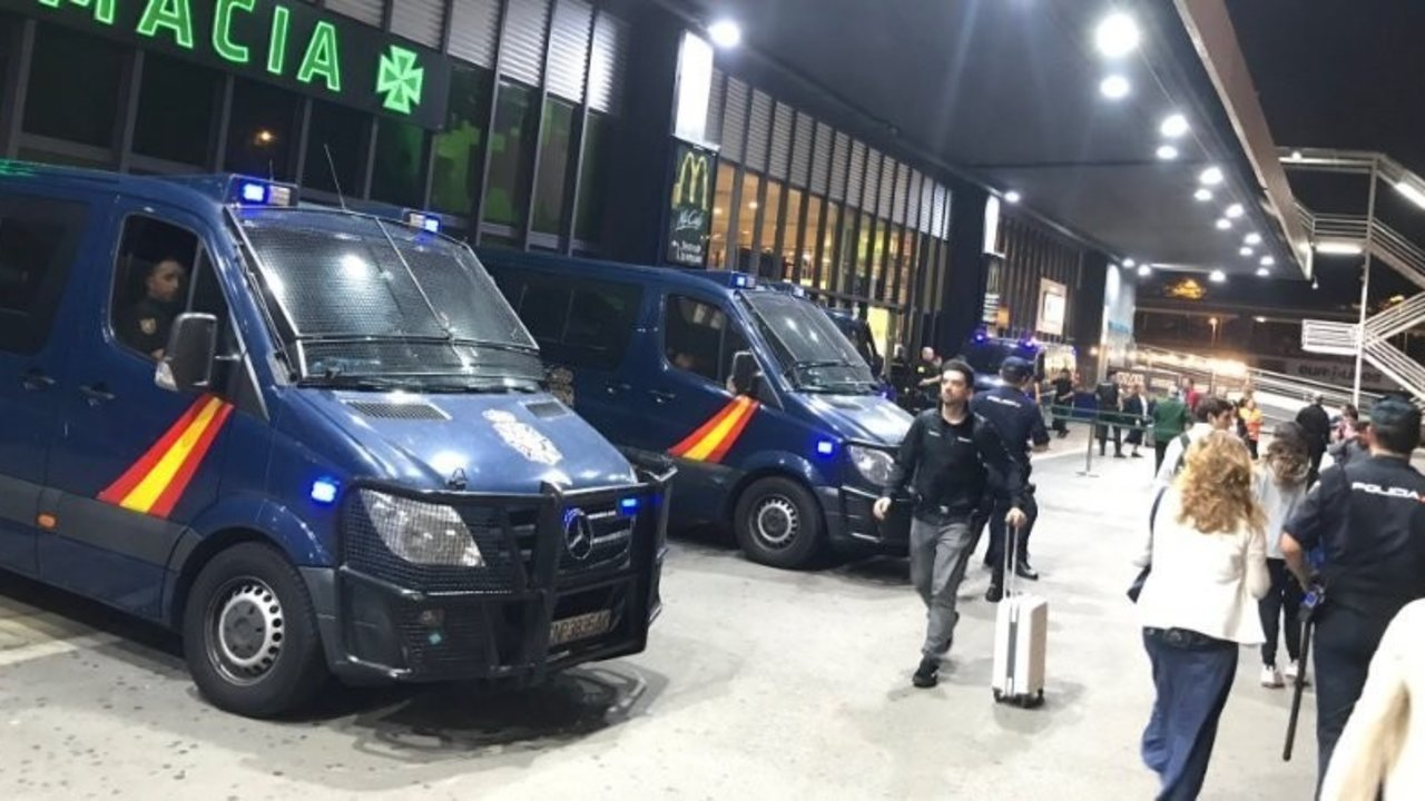 Policías nacionales protegen la estación de Sants, en Barcelona, en octubre de 2019 (Foto: @Arran_jovent).
