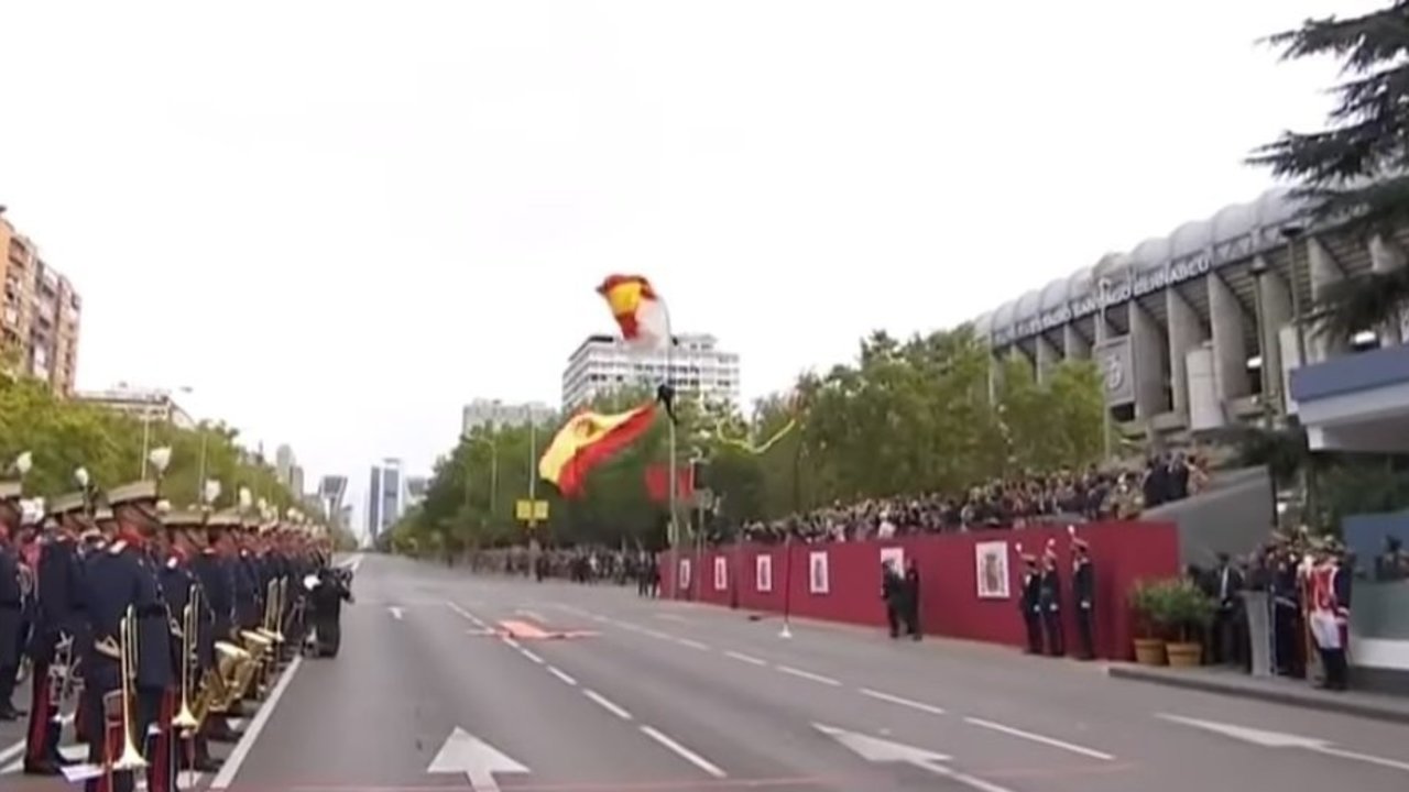 El paracaidista choca con una farola en el desfile de la Fiesta Nacional.