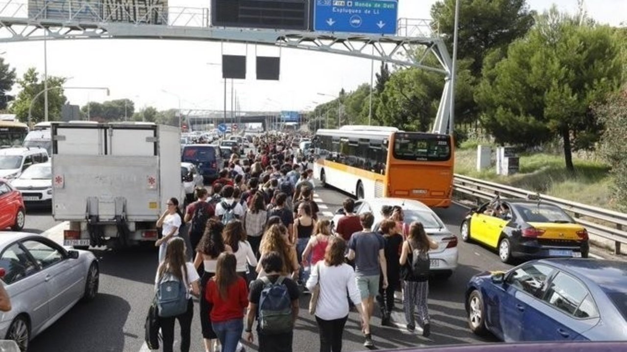 Manifestantes se dirigen por carretera al aeropuerto de El Prat.