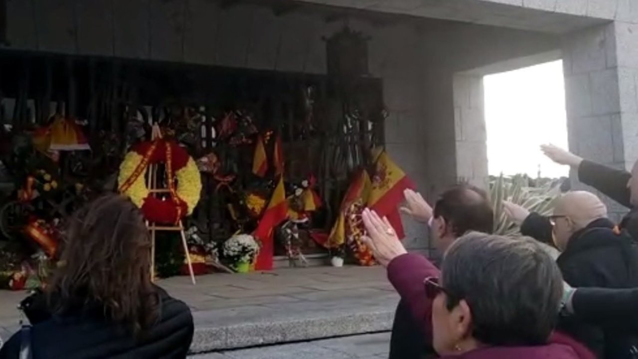 Simpatizantes de Franco ante el panteón de Mingorrubio.
