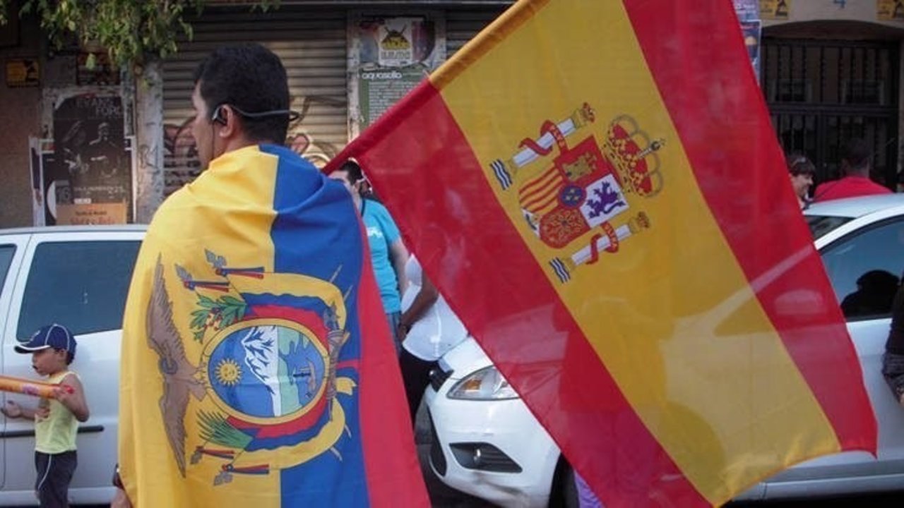 Un hombre con las banderas de Ecuador y España.
