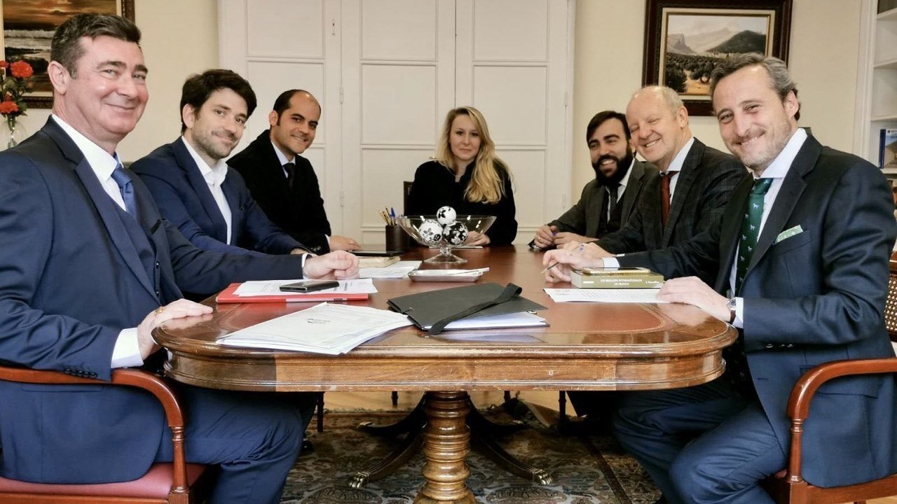 Maréchal Le Pen junto a otros miembros entre los que se encuentra Kiko Méndez y el nieto de Blas Piñar