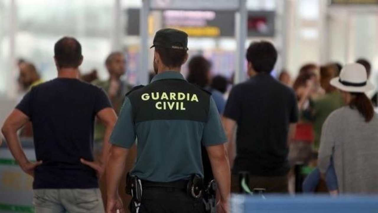 Guardia civil en el Aeropuerto Josep Tarradellas El Prat.