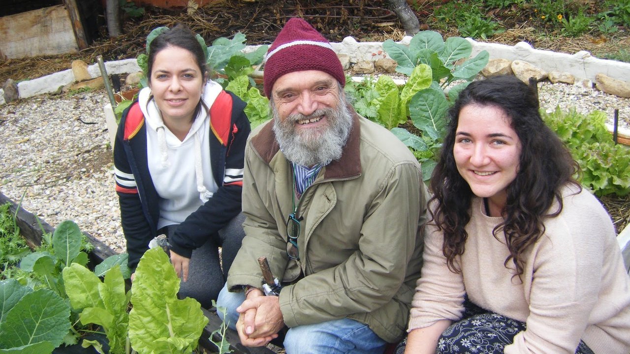 Víctor Torre, fundador del barrio ecológico madrileño, junto a dos voluntarias antes del confinamiento. 