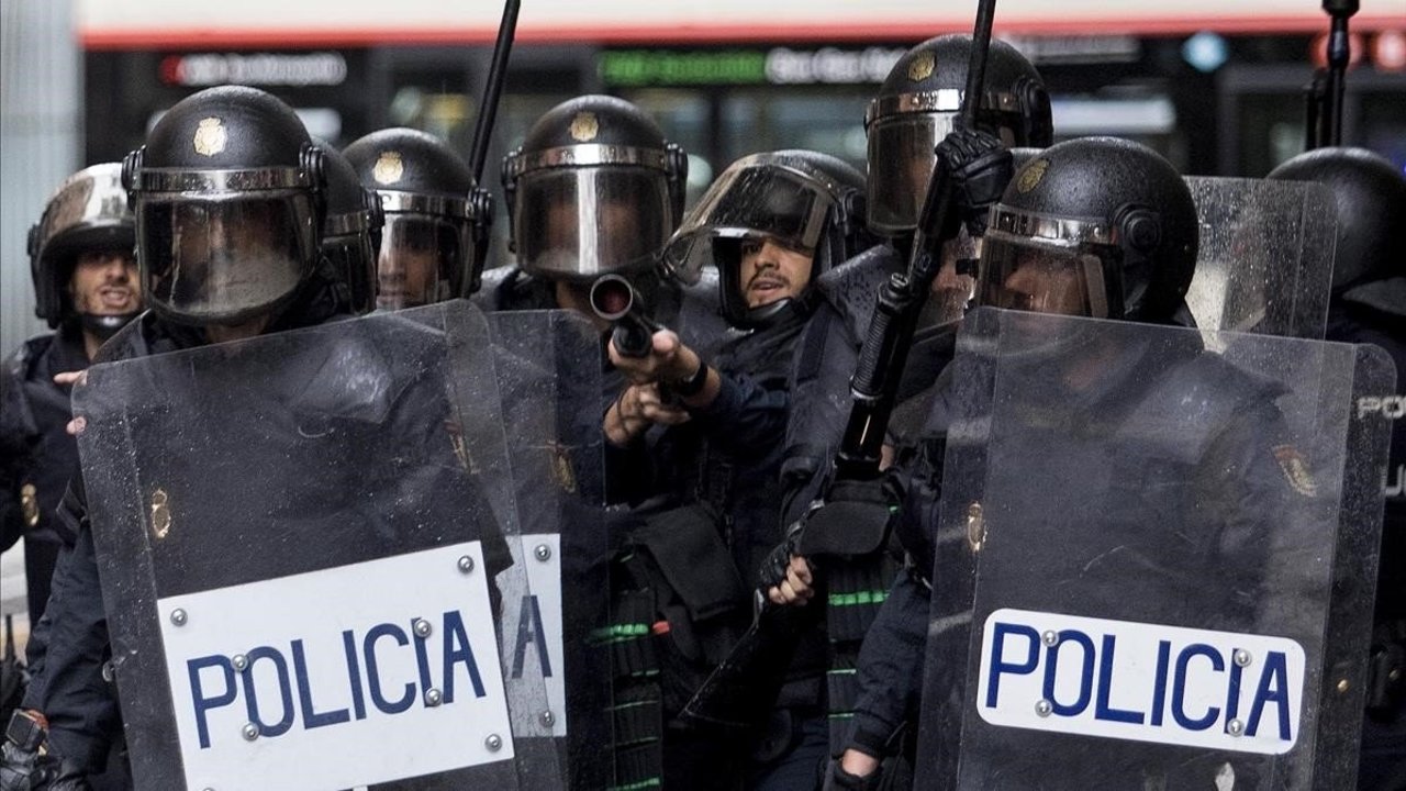 Policia Nacional en disturbios en Barcelona