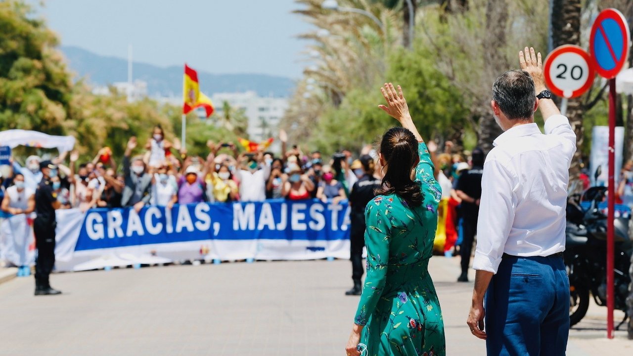 Los Reyes saludando a todas las personas congregadas en Palma de Mallorca, 25 de junio de 2020