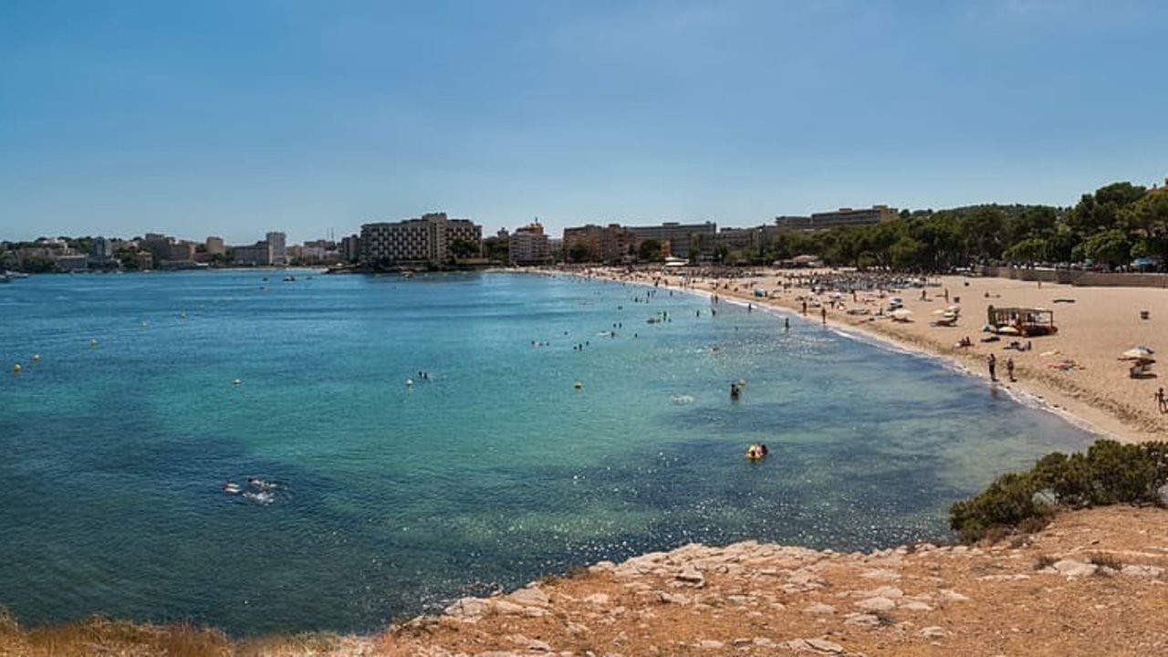 Imagen de archivo de la playa de Palmanova, de Palma de Mallorca.