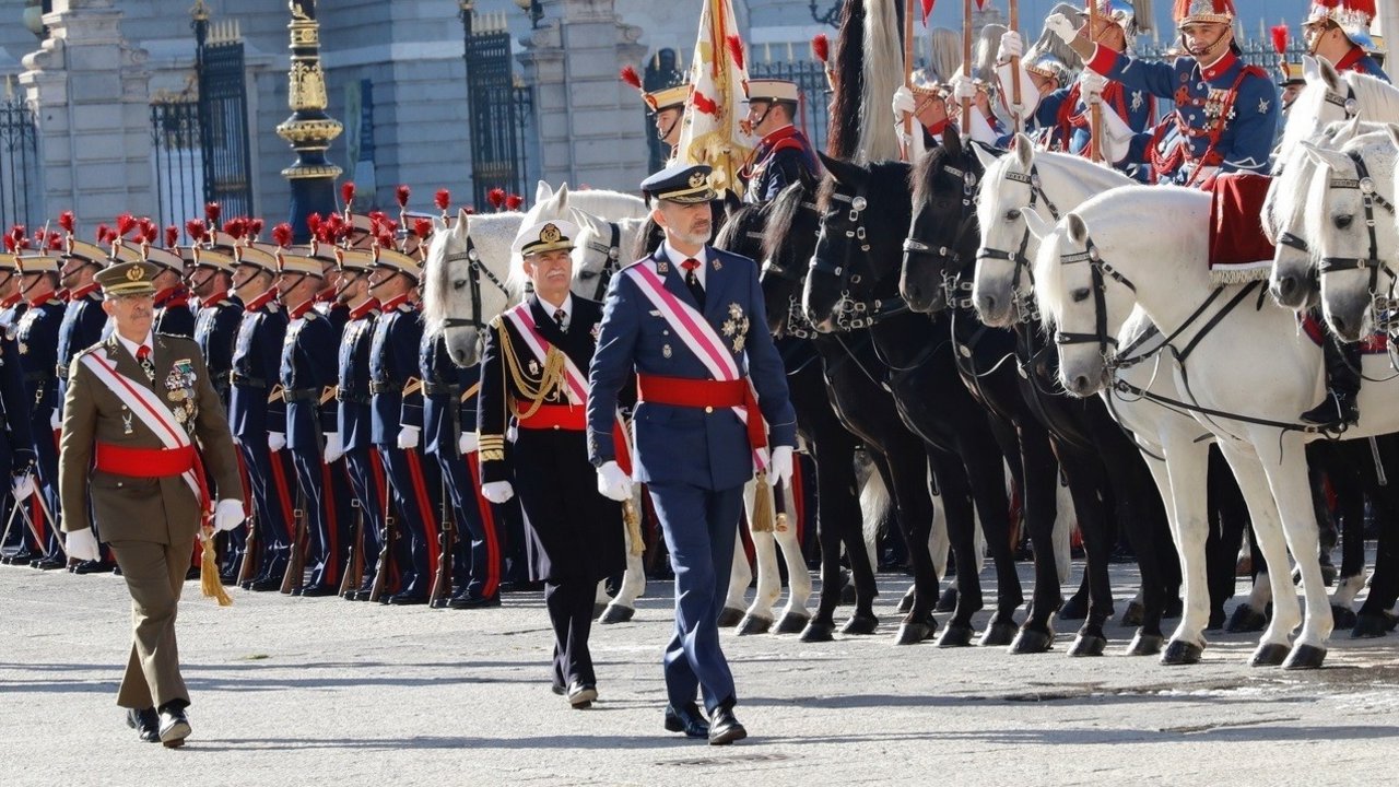 Felipe VI pasa revista a la Guardia Real en la Pascua Militar.