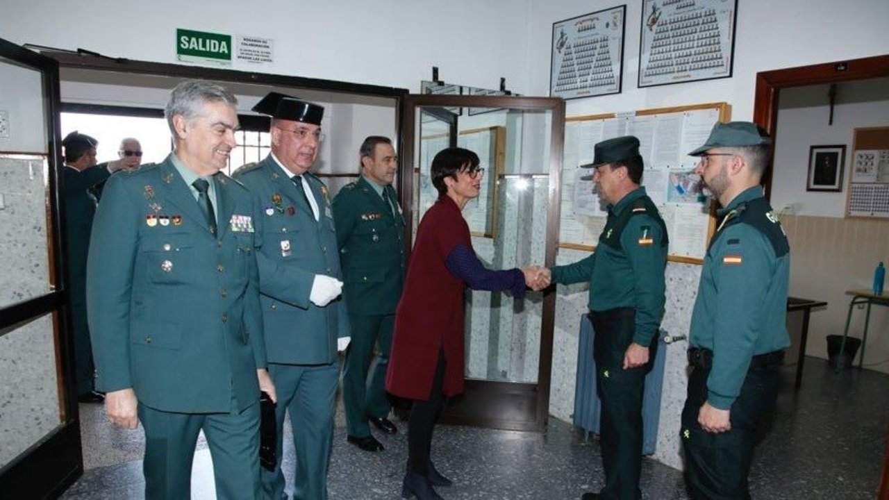 La directora general de la Guardia Civil, María Gámez, saluda a varios agentes.