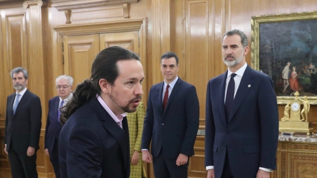 Pablo Iglesias promete el cargo ante Felipe VI y en presencia de Pedro Sánchez.