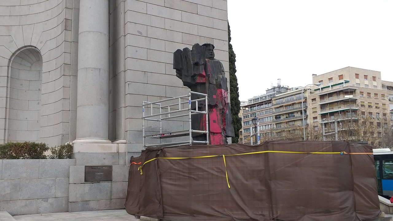 La estatua de Indalecio Prieto en Nuevos Ministerios, rodeada da vallas.