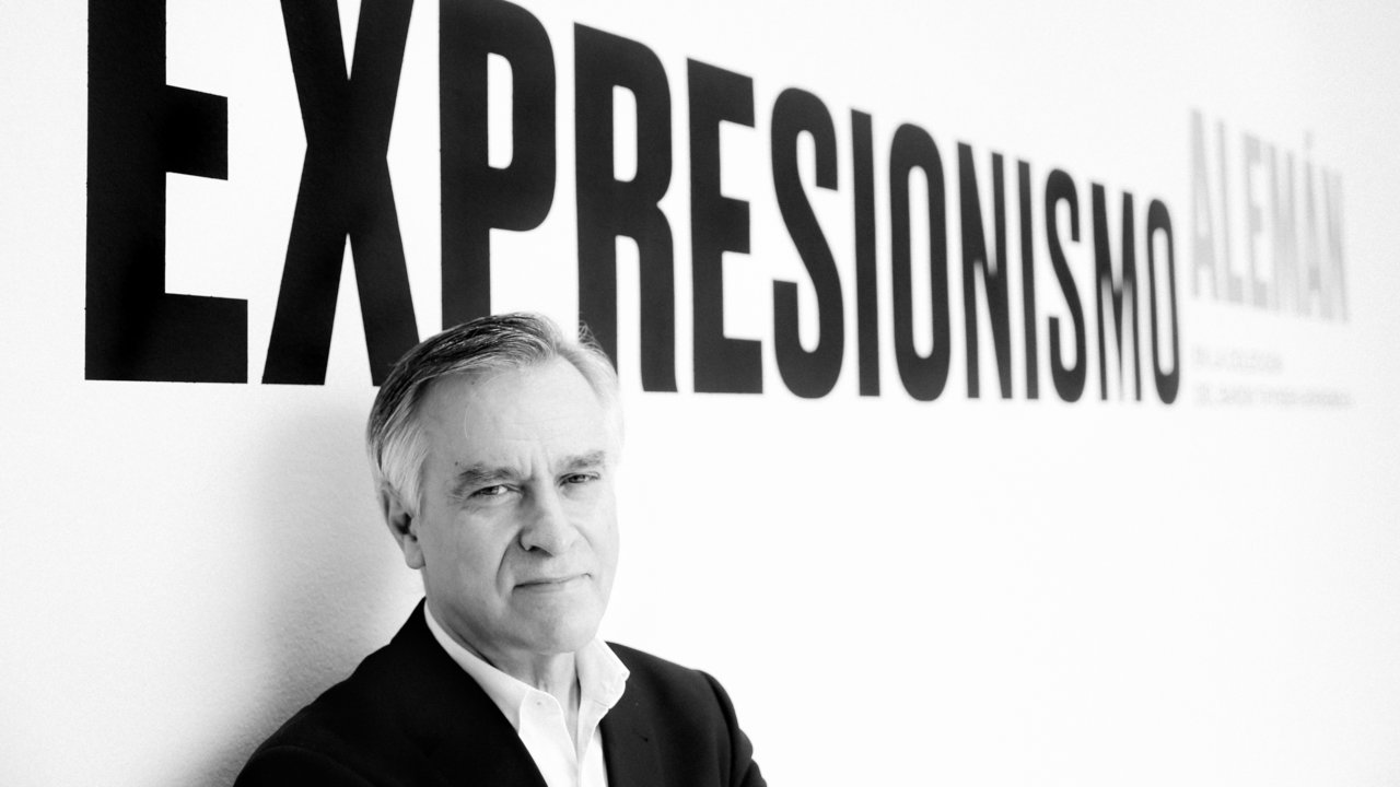 Guillermo Solana ante el panel de la exposición sobre el Expresionismo alemán en honor al barón Thyssen. Fotos: Patricio Sánchez-Jáuregui.