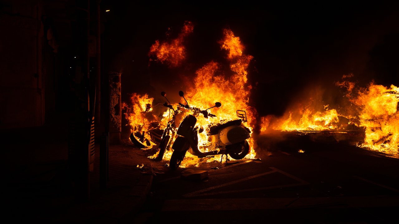 Incendio provocado por manifestantes que apoyan a Pablo Hasel durante los disturbios en Barcelona. Europa Press.