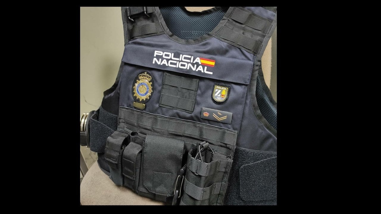 negar dieta Canal La Policía reparte chalecos para portar cámara personal y pistola taser