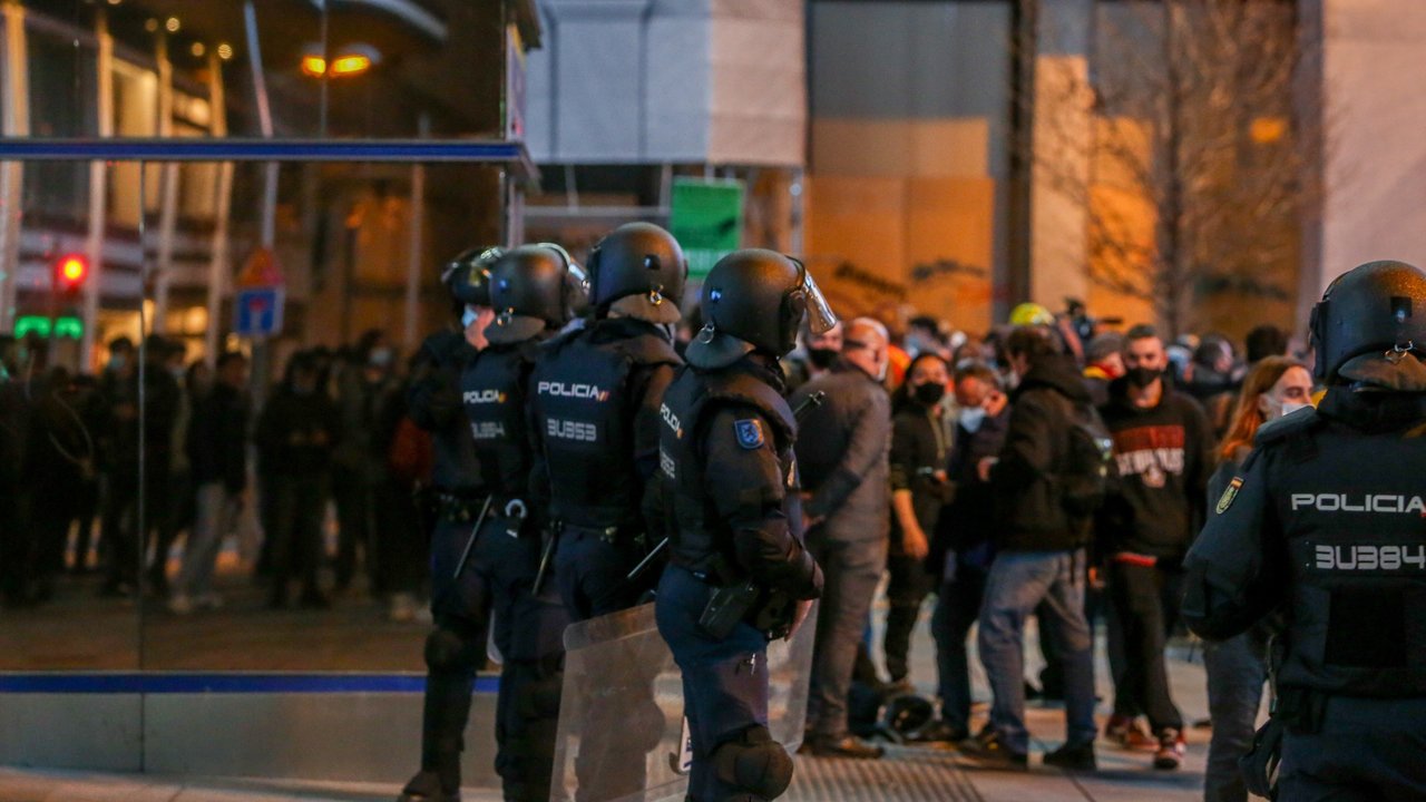 Policías nacionales antidisturbios, en una protesta por la entrada en prisión de Pablo Hasél (Foto: Ricardo Rubio / Europa Press).