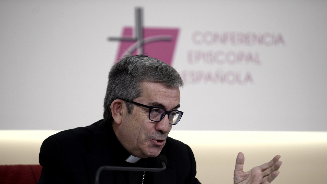 Luis Argüello, en una comparecencia de la Conferencia Episcopal (Foto: Óscar Cañas / Europa Press).