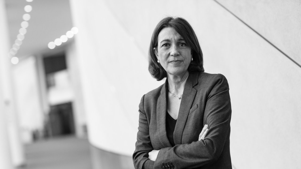 Soraya Rodríguez por los pasillos experimentados del Parlamento Europeo. © Bernal Revert/ BR&U