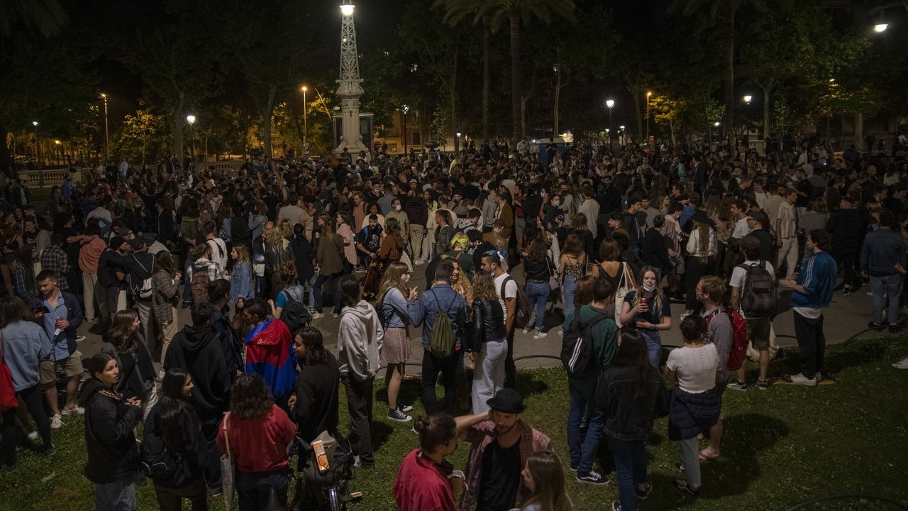 Varios jóvenes reunidos y en ambiente festivo, en una calle de Barcelona, durante la primera noche sin el estado de alarma, a 9 de mayo de 2021, en Barcelona, Catalunya (España).