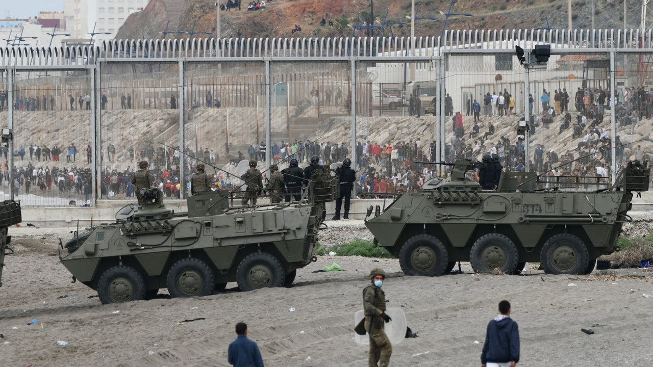 El Ejército de Tierra, desplegado junto a la valla de Ceuta (Foto: Antonio Sempere / Europa Press).