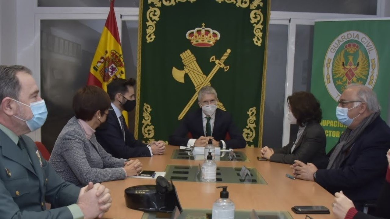 Fernando Grande-Marlaska, en el centro, en una reunión de la Guardia Civil.