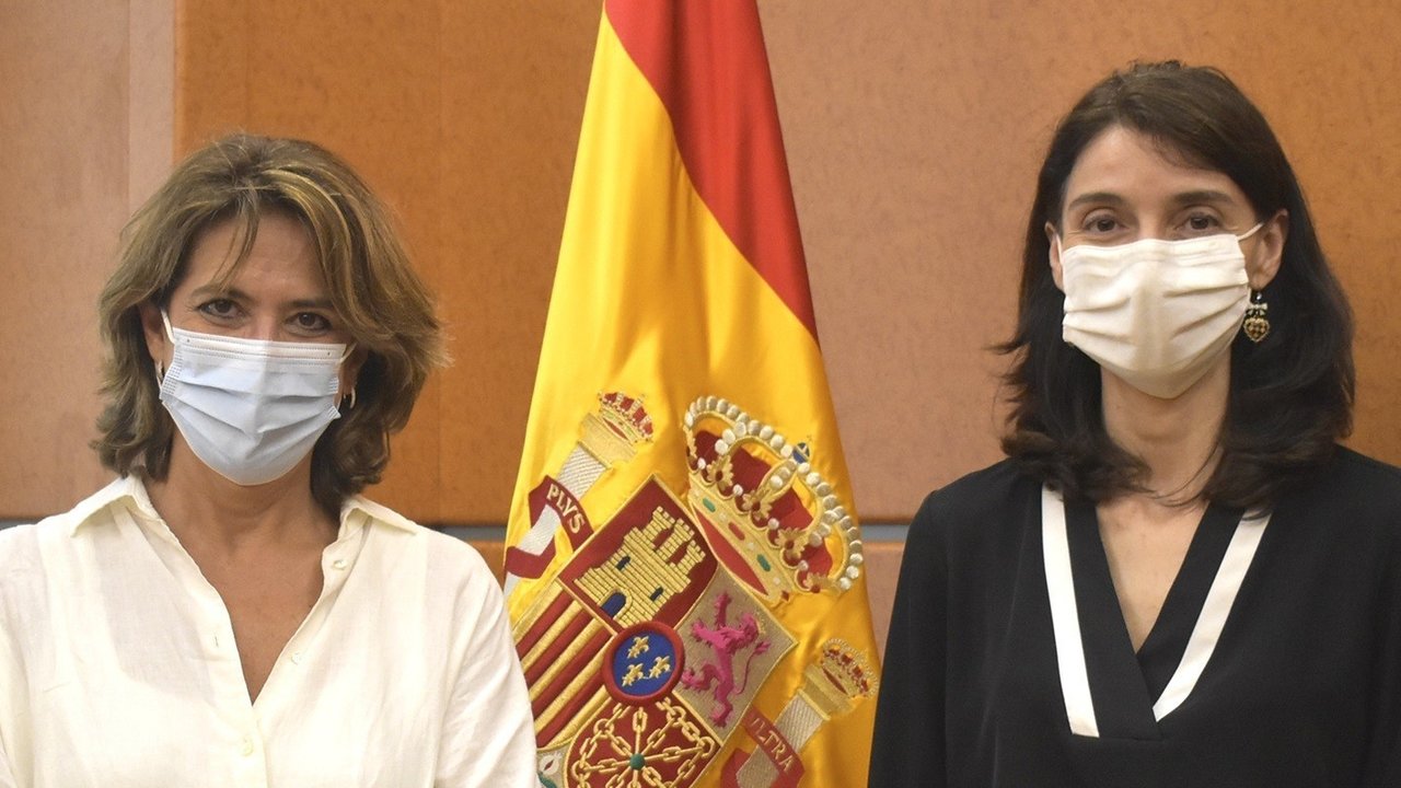 Dolores Delgado y Pilar Llop.